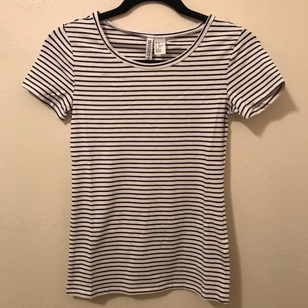 {NEW} H&M Black and White Stripped Tee